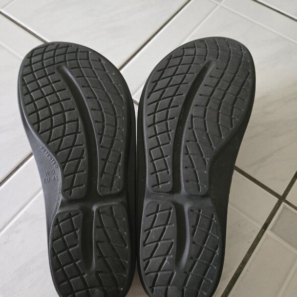 Oofos Oohlala Luxe Thong Sandals 10 - Picture 5 of 6